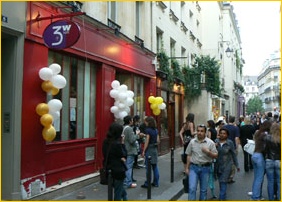 3 w cafe lesbian paris