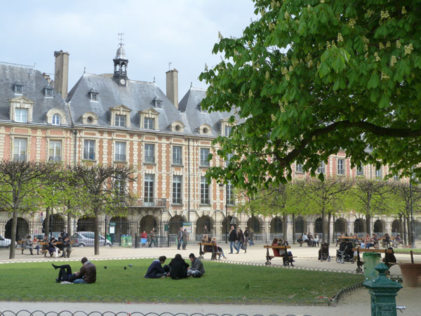 Place des Vosges, le marais most popular garden build in 1612