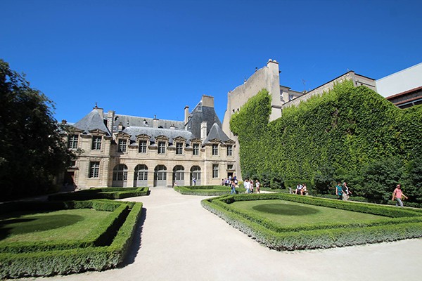 The Marais Secret Gardens