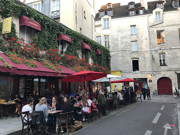 Le Marais retrouve sa joie de vivre