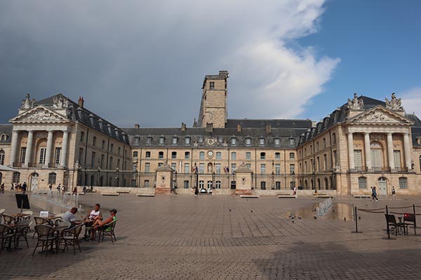 Place de la Libération, Palais des Ducs de Bourgogne, façade Louis XIV.