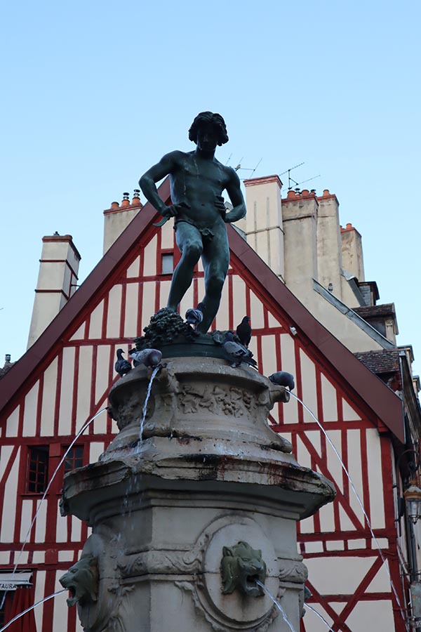 Le Bareuzai, icone des vendangeurs, Place François Rude 