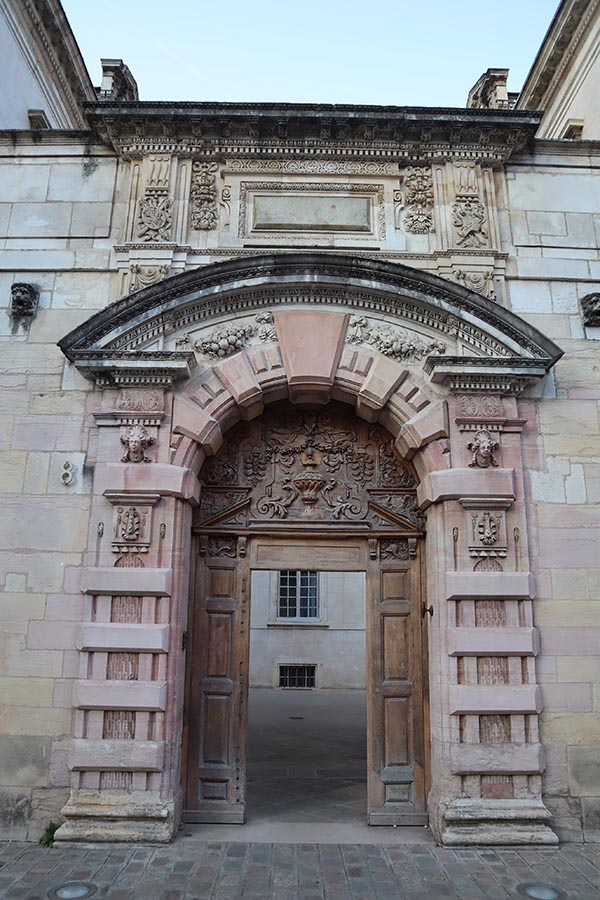 Hotel particulier renaissance, portail en marbre rose de Bourgogne