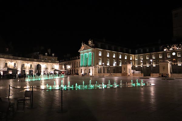 Le Palais des ducs de Bourgogne, et ses cafés animés
