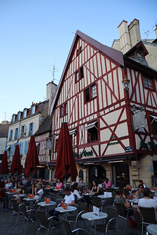 Place du Bareuzai, terrasses et fontaine