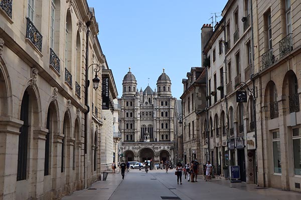 Eglise Saint Michel et rue de la Liberté