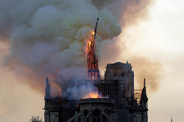 Notre-Dame de Paris la flêche s'écroule