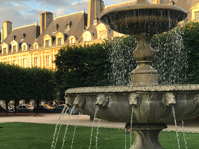 Les fontaines de la Place des Vosges