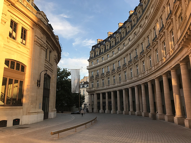 La rue de Viarme, devant la Bourse de Commerce