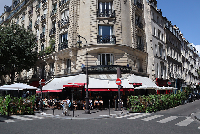 Rue de Bretagne, la terrasse du Café Charlot
