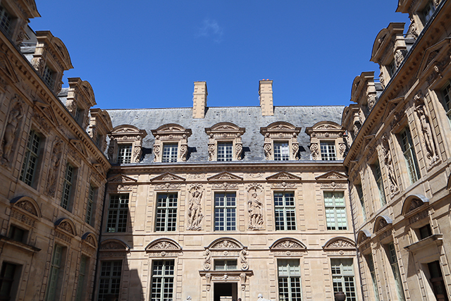 L’Hôtel de Sully rue St Antoine