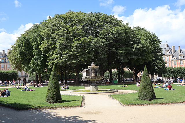 Les pelouses et fontaines de la Place des Vosges