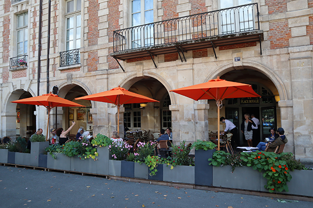 La plus belle terrasse et les meilleures coupes glacées au restaurant La Place Royale

