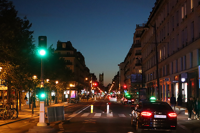 La rue de Rivoli la nuit, réservée désormais aux vélos, aux taxis et aux résidents du centre historique.
