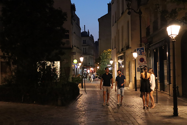 La rue des Rosiers piétonne et son ambiance romantique