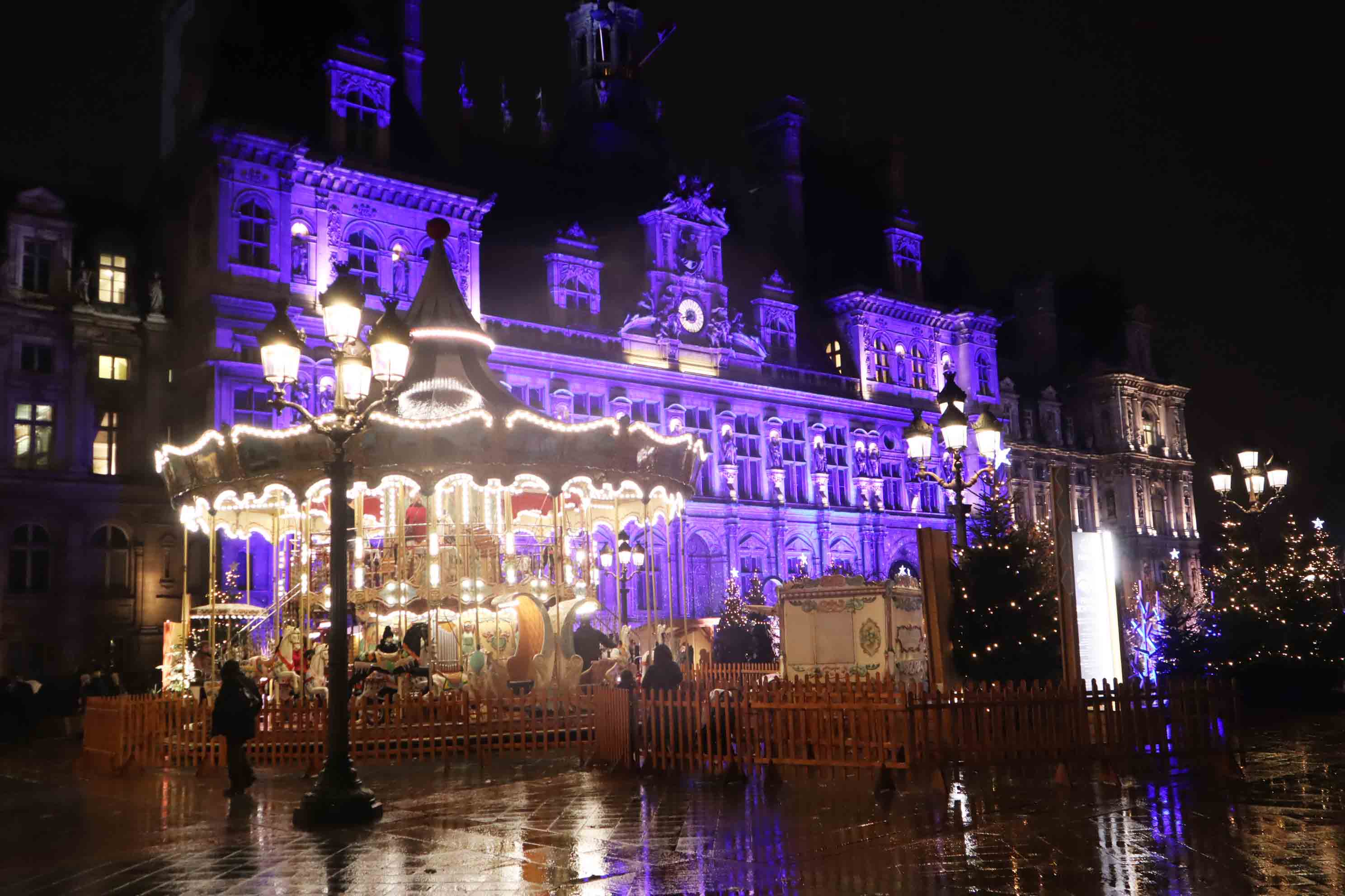 Marché de Noël devant l’Hôtel de Ville