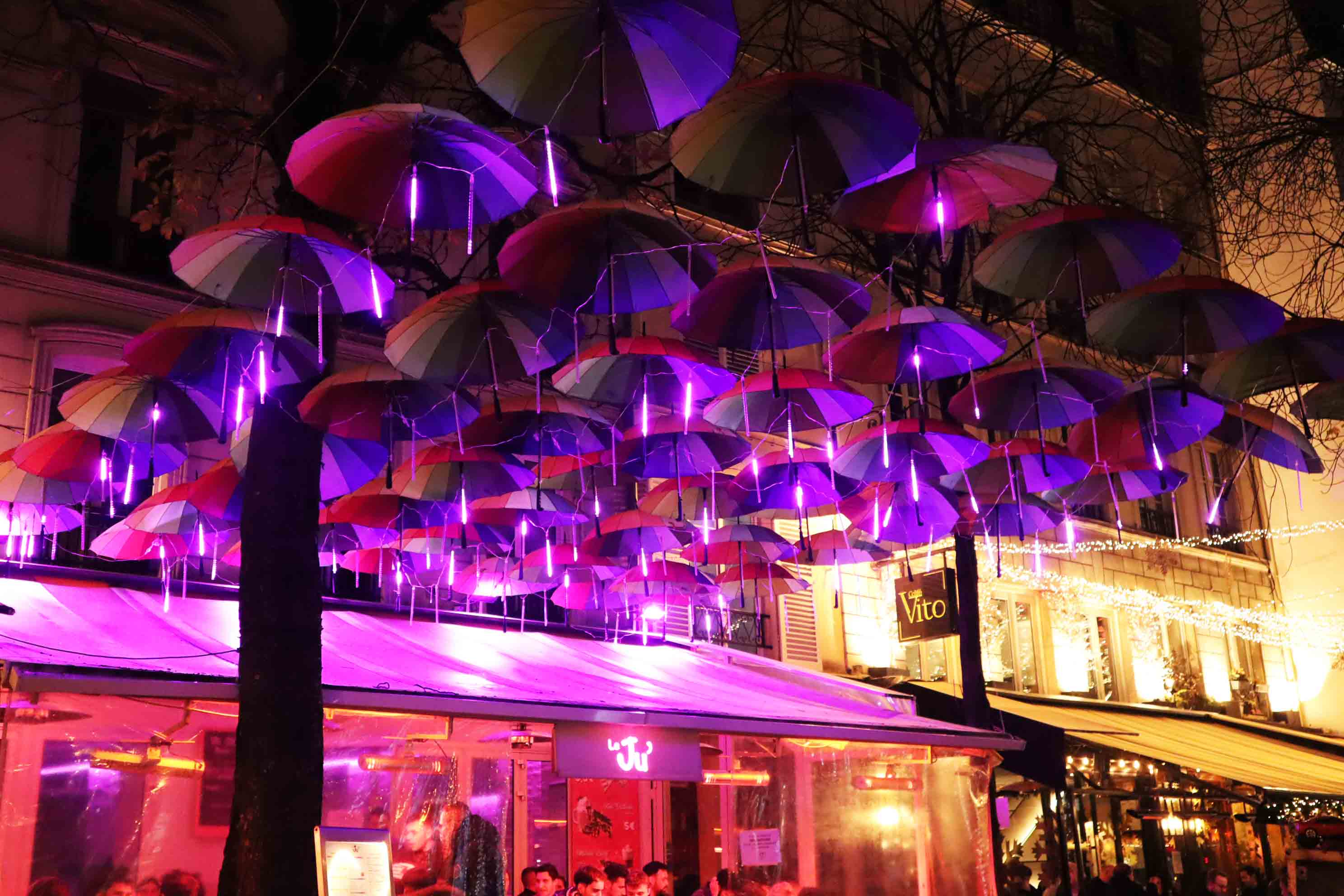 Les parapluies roses de la rue des Archives