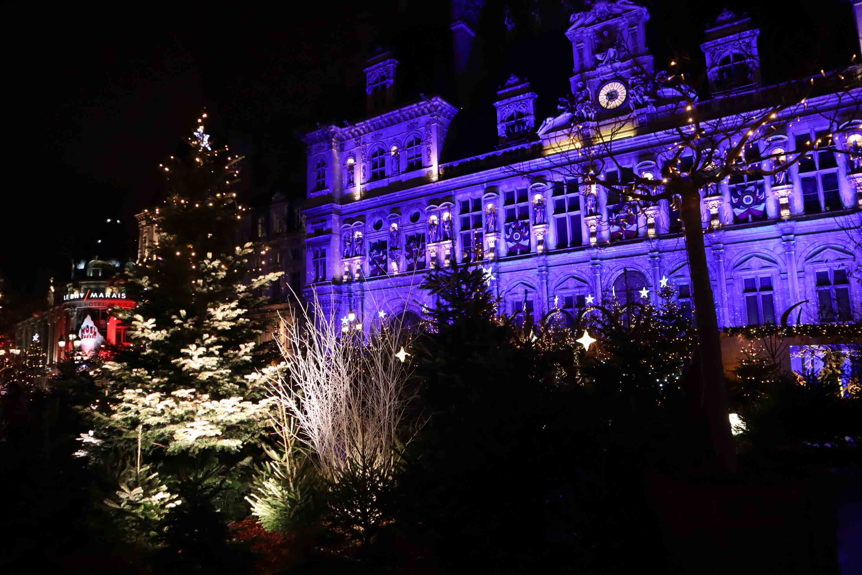 Un village de Noël réussi, face à la Mairie de Paris