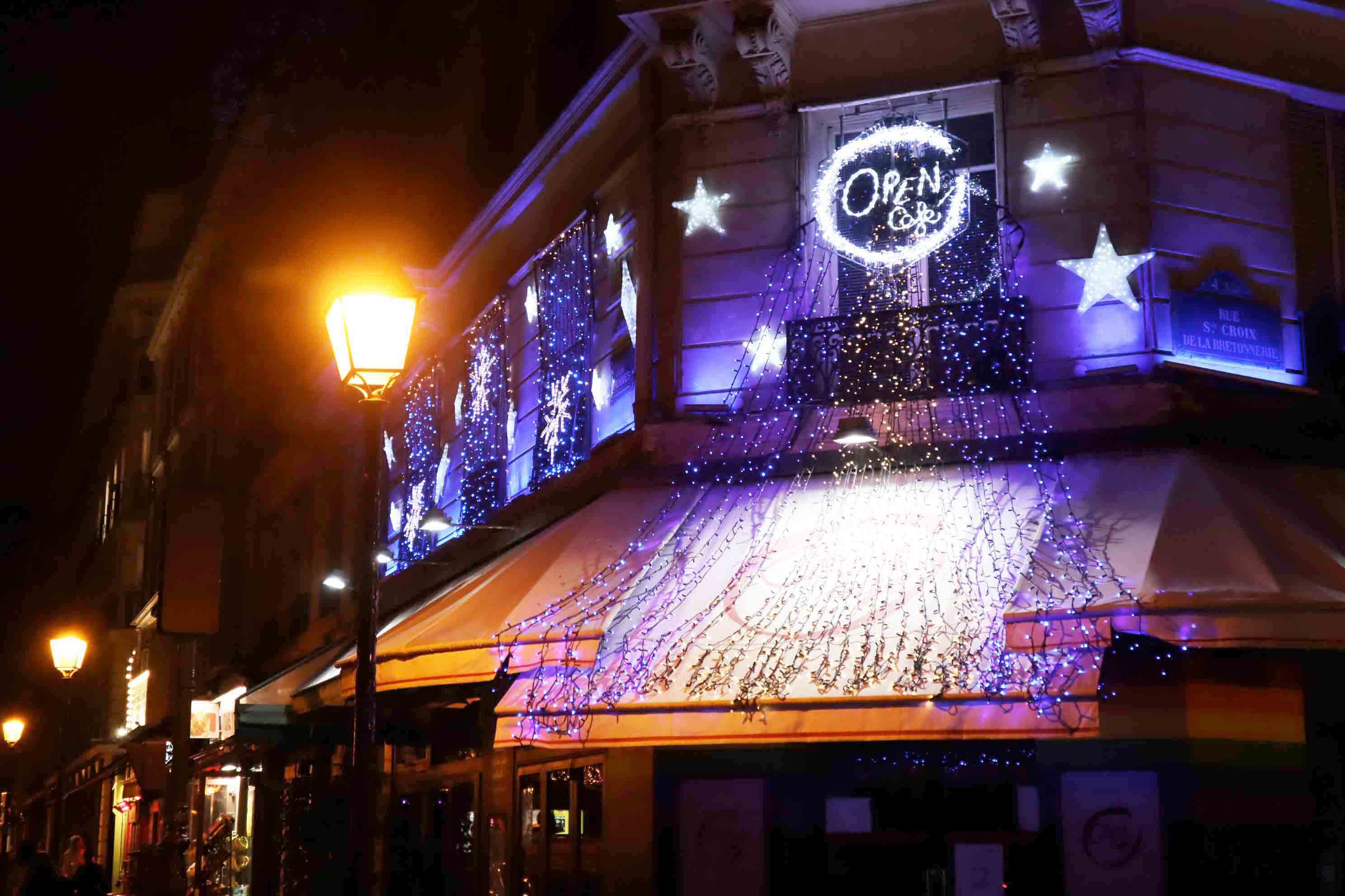 Décor de fêtes à l’Open Café, rue des Archives.