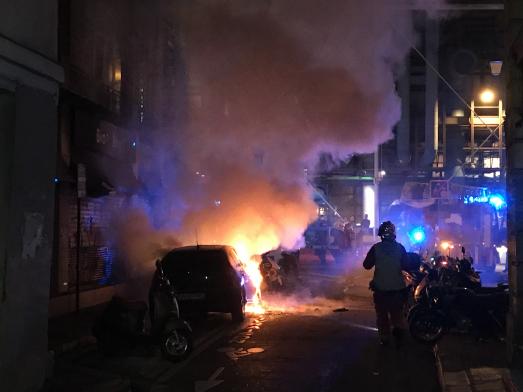 INCENDIE DANS LE MARAIS... Scooters et voitures incendiées.