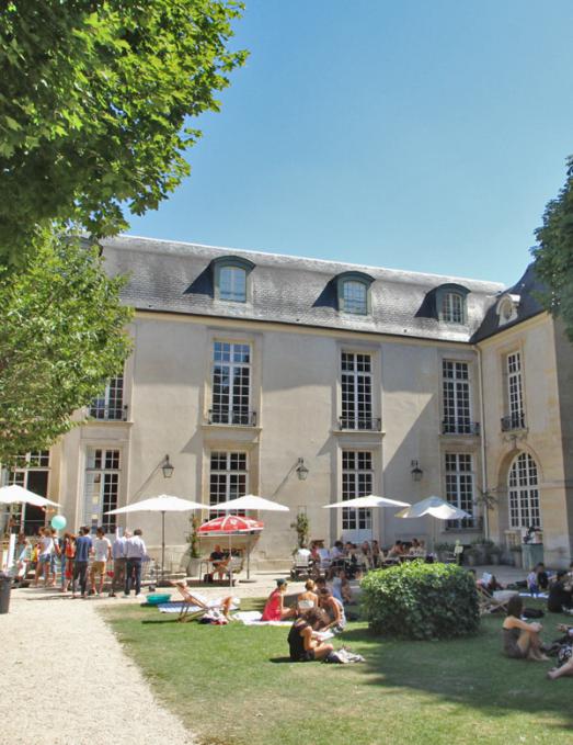 En terrasse, en été dans le Marais 